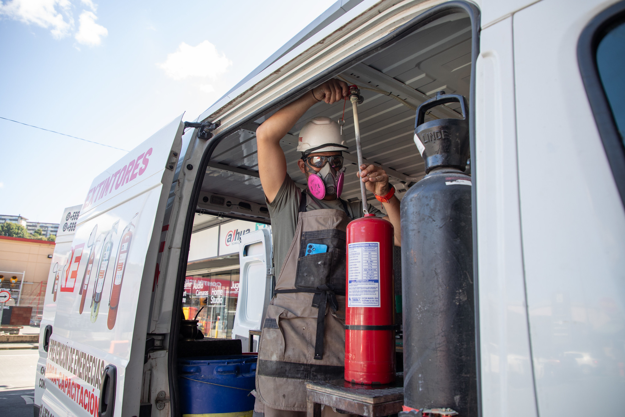 T&eacute;cnico SURFIRE realizando trabajo pr&aacute;ctico con extintores
